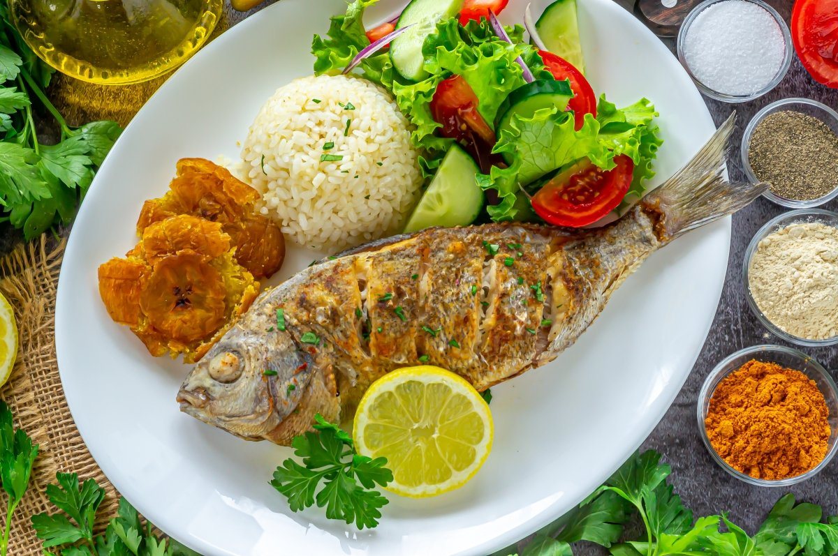 Dorada frita con arroz y ensalada