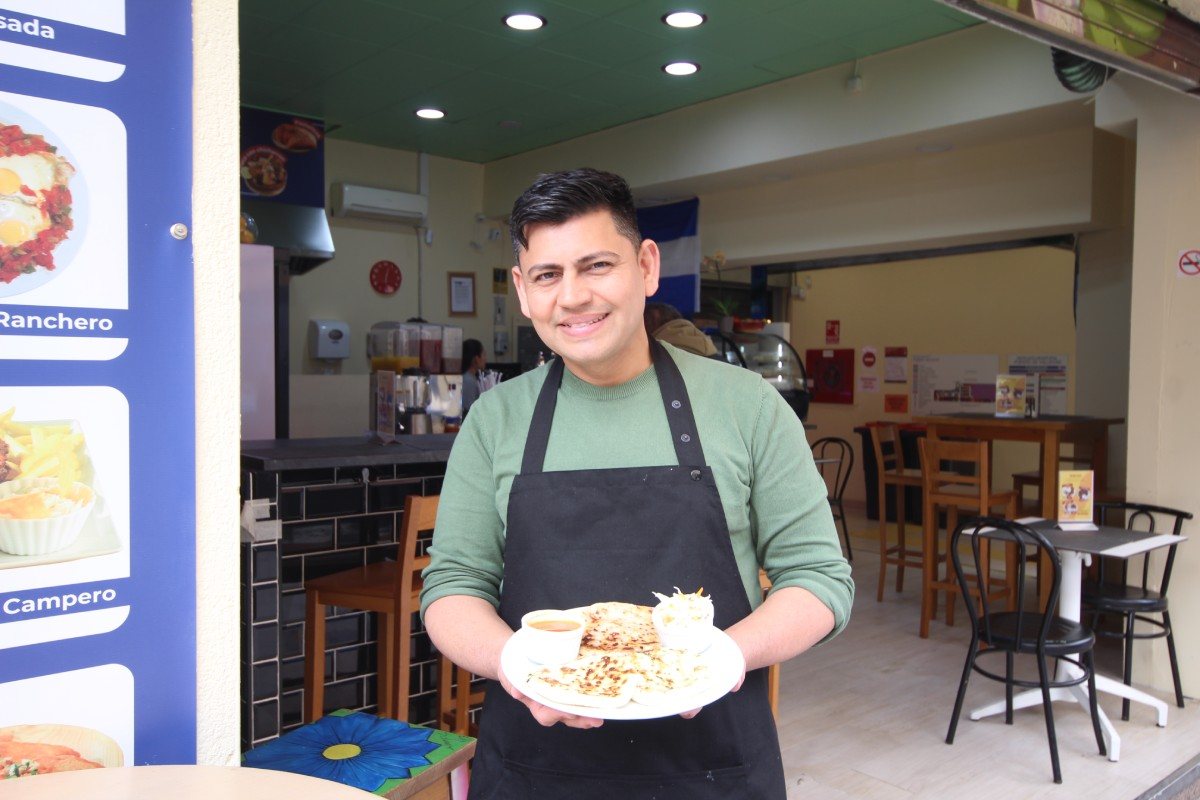 El equipo de Irra's Express sirviendo pupusas