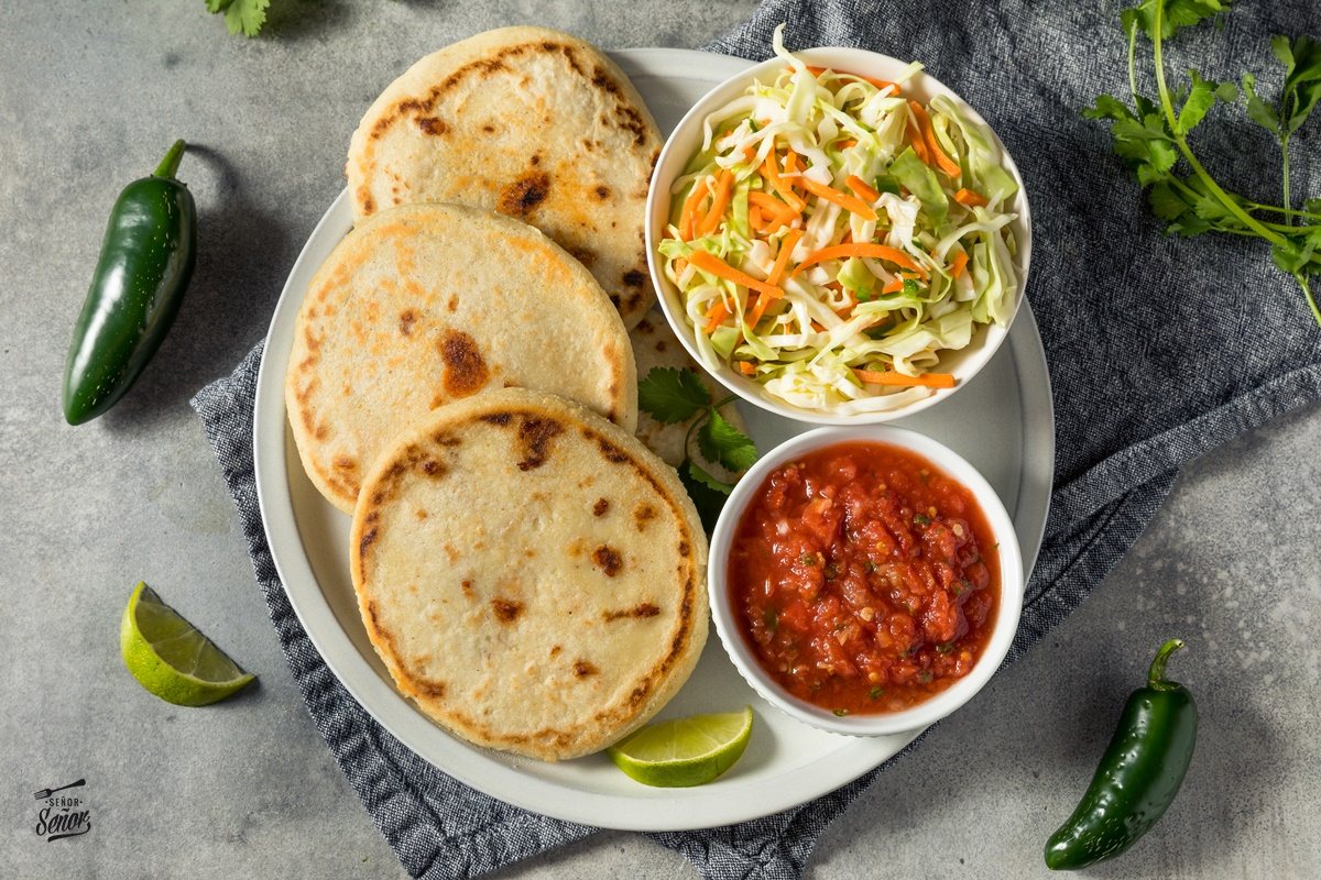 Pupusas con curtido y salsa roja